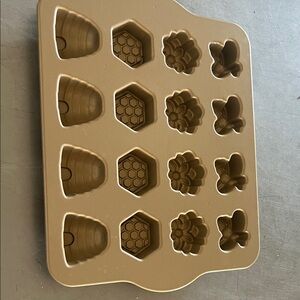 Williams Sonoma Honeycomb and Bee Bakeware Mold - Tan